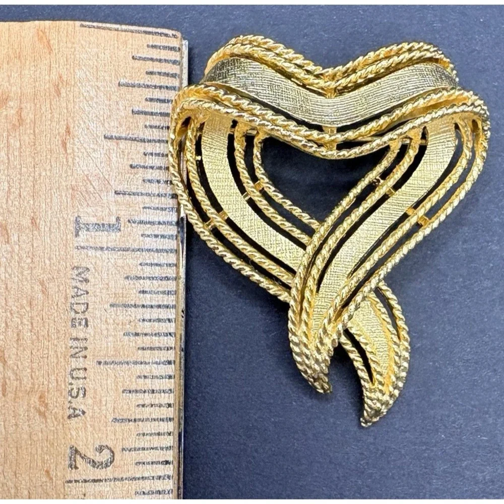 Vintage Lisner Heart Ribbon Bow Filigree Gold Tone Brooch Love Valentines‎ 1.75